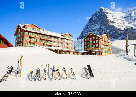 Skier und Snowboards außerhalb Hotel mit Eiger-nordwand. Kleine Scheidegg, Berner Oberland, Schweiz (Suisse) Stockfoto