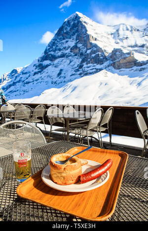 Bier Wurst (Wurst) und Suppe mit Blick auf die Eigernordwand im Winter. Kleine Scheidegg, Berner Oberland, Schweiz (Suisse) Stockfoto