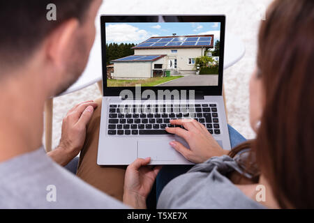 In der Nähe von ein paar An neues Haus Suchen auf Laptop Stockfoto