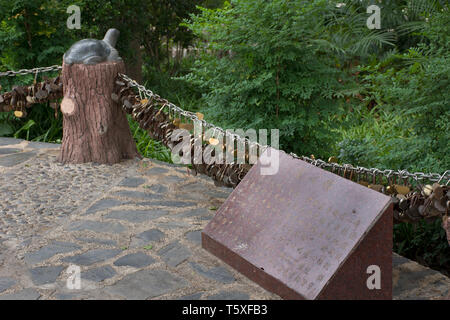 Chinesen Vorhängeschlösser graviert mit dem Namen der Liebhaber Liebhaber person Liebe, die durch die Nutzung Master Key Lock auf Stahl Kette im Garten an der Zhongshan publ Stockfoto