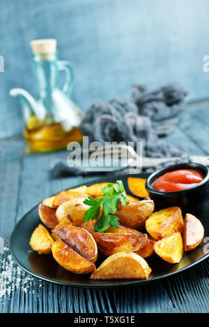 Gebackene Kartoffeln und Tomaten Sauce, Kartoffel auf schwarze Platte Stockfoto