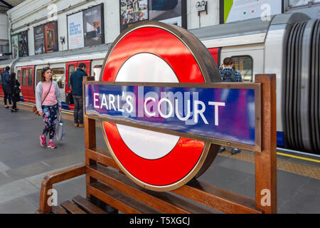 Plattform in Earls Court U-Bahnstation, Earls Court, Royal Borough von Kensington und Chelsea, Greater London, England, Vereinigtes Königreich Stockfoto