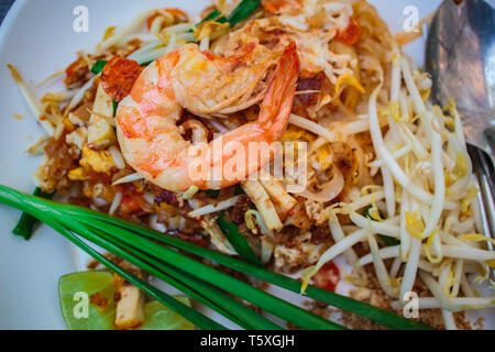 Thai gebratene Nudeln mit Garnelen und Gemüse" Pad Thai". Stockfoto