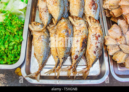 Gebratene Makrele an der Market Street in Thailand, Thai Food. Stockfoto