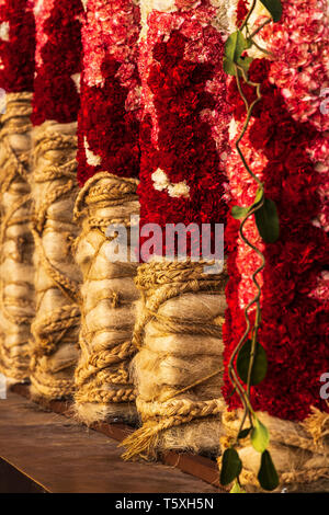 Florale Skulptur für Ostern, die die katholischen Traditionen der Stationen des Kreuzes am Karfreitag durchgeführt, jährliche Anzeige in Th Stockfoto