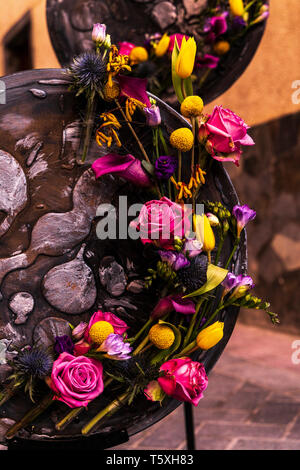 Florale Skulptur für Ostern, die die katholischen Traditionen der Stationen des Kreuzes am Karfreitag durchgeführt, jährliche Anzeige in Th Stockfoto