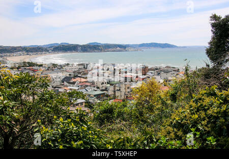 Spektakuläre Luftaufnahme von Kamakura Sagami Bay von der zweiten Ebene in Hasedera Tempel, Kamakura, Japan. Stockfoto