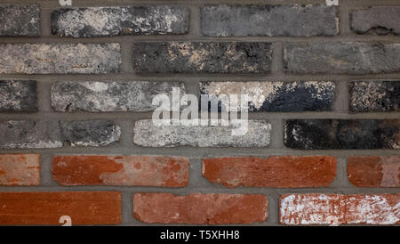 Roter Backstein, schwarze Ziegelstein, grober Struktur. Stockfoto