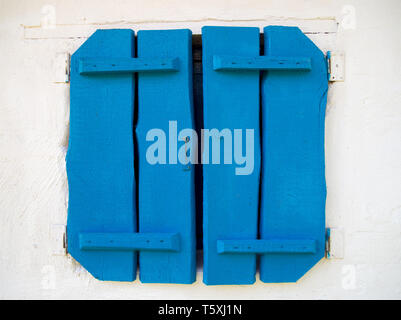 Helle vintage blauen Fensterläden aus Holz auf dem Fenster Stockfoto