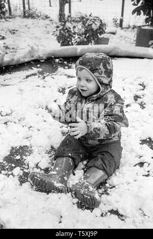 Zwei Jahre alten Baby boy in den Schnee, Medstead, Hampshire, England, Vereinigtes Königreich. Stockfoto