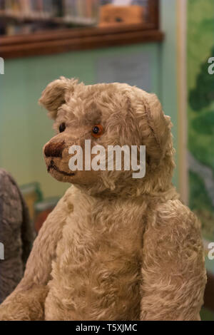 Die original Winnie the Pooh Teddy Bär für den Sohn A.A.Milne 1921 gekauft - auf der New York Public Library, USA Stockfoto