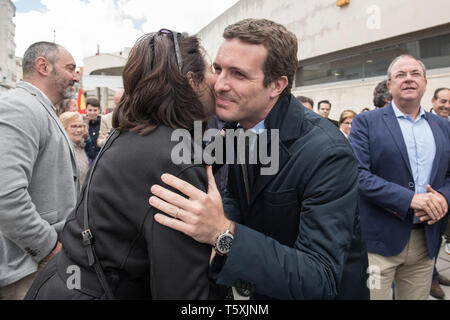 Anreise und Grüße von Pablo Casado Führer der konservativen Volkspartei in Caceres, Spanien Stockfoto