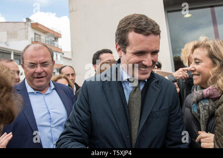 Anreise und Grüße von Pablo Casado Führer der konservativen Volkspartei in Caceres, Spanien Stockfoto