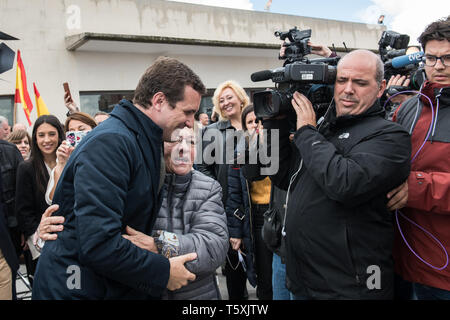 Anreise und Grüße von Pablo Casado Führer der konservativen Volkspartei in Caceres, Spanien Stockfoto