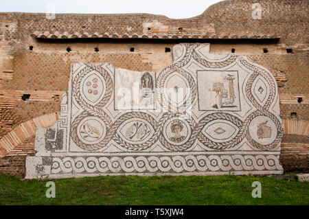 Römische Farbe Mosaik in Ostia Antica entfernt Stockfoto