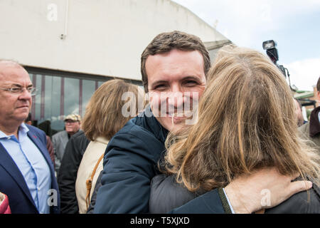 Anreise und Grüße von Pablo Casado Führer der konservativen Volkspartei in Caceres, Spanien Stockfoto