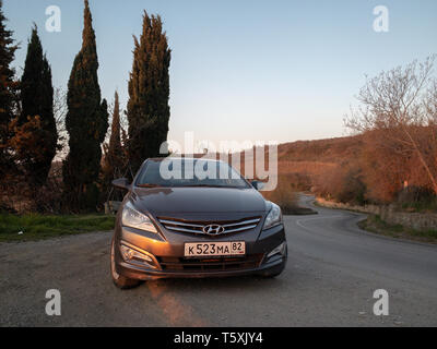 Sewastopol, Republik Krim - März 23, 2019: Das Auto Hyundai Solaris ist in der Natur geparkt. Giad Akzent/Hyundai Nicht-avega/Hyundai Brio/Dodge Verna Stockfoto