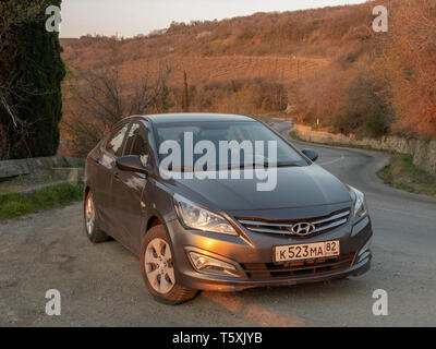 Sewastopol, Republik Krim - März 23, 2019: Das Auto Hyundai Solaris ist in der Natur geparkt. Giad Akzent/Hyundai Nicht-avega/Hyundai Brio/Dodge Verna Stockfoto