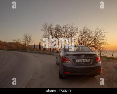 Sewastopol, Republik Krim - März 23, 2019: Das Auto Hyundai Solaris ist in der Natur geparkt. Giad Akzent/Hyundai Nicht-avega/Hyundai Brio/Dodge Verna Stockfoto