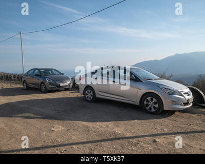 Sewastopol, Republik Krim - März 23, 2019: Das Auto Hyundai Solaris ist in der Natur geparkt. Giad Akzent/Hyundai Nicht-avega/Hyundai Brio/Dodge Verna Stockfoto