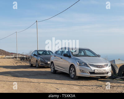 Sewastopol, Republik Krim - März 23, 2019: Das Auto Hyundai Solaris ist in der Natur geparkt. Giad Akzent/Hyundai Nicht-avega/Hyundai Brio/Dodge Verna Stockfoto