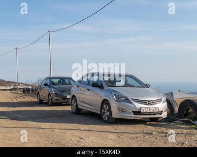 Sewastopol, Republik Krim - März 23, 2019: Das Auto Hyundai Solaris ist in der Natur geparkt. Giad Akzent/Hyundai Nicht-avega/Hyundai Brio/Dodge Verna Stockfoto