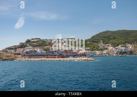 Die bunten Hafen von Ponza Stockfoto