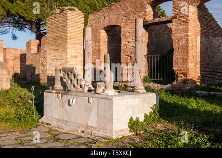 Antiken römischen Altar in Ostia Antica entfernt Stockfoto