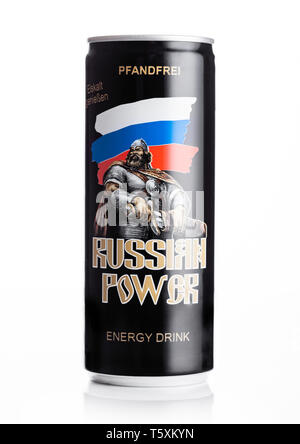 LONDON, Großbritannien - 27 April, 2019: Aluminium Zinn der russischen Macht original Energy Drink auf Weiß. Stockfoto