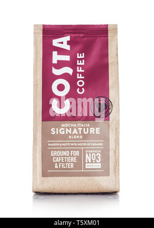 LONDON, Großbritannien - 26 April 2019: Pack von Costa Coffee Mocha Italia Signatur Mischung mit Karamell auf Weiß. Stockfoto