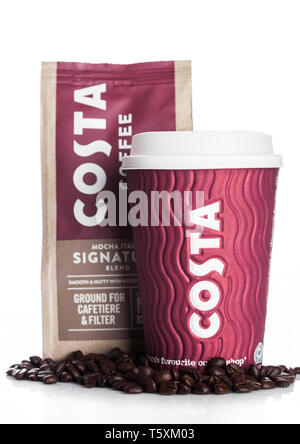 LONDON, Großbritannien - 26 April 2019: Costa Coffee Pappbecher mit pack Mokka italia Signatur Mischung von Weiß. Stockfoto