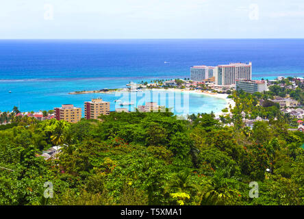 Die jamaikanische Strand A. karibischen Strand an der Nordküste von Jamaica, in der Nähe der Dunn's River Falls und Ocho Rios. Stockfoto