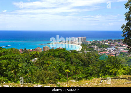 Die jamaikanische Strand A. karibischen Strand an der Nordküste von Jamaica, in der Nähe der Dunn's River Falls und Ocho Rios. Stockfoto