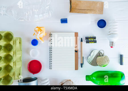 Ansicht von oben Recycling und Wiederverwertung Abfall und wiederverwendbare Abfälle wie Metall, Kunststoff, Papier, Glas Produkte wiederverwendet werden und Leere noteboo Stockfoto
