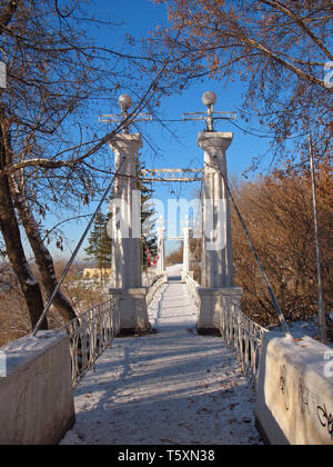 Alte Brücke im Park. Stockfoto