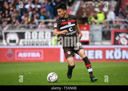 HAMBURG, DEUTSCHLAND - 27. April: Ryo Miyaichi des Fc Sankt Pauli läuft mit dem Ball während des zweiten Bundesligaspiel zwischen Fc Sankt Pauli und SSV Jahn Stockfoto