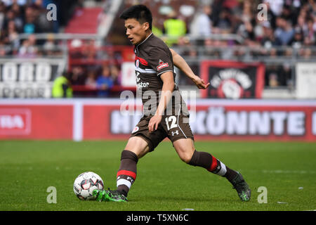 HAMBURG, DEUTSCHLAND - 27. April: Ryo Miyaichi des Fc Sankt Pauli läuft mit dem Ball während des zweiten Bundesligaspiel zwischen Fc Sankt Pauli und SSV Jahn Stockfoto