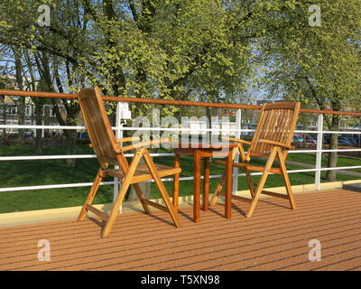 Tisch und Stühle auf dem Deck der MS Royal Crown für Passagiere die vorbeiziehenden Landschaft während der Kreuzfahrt der Niederländischen Wasserstraßen zu bewundern. Stockfoto