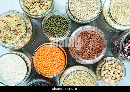 Glas Behälter für die Lagerung von Leguminosen und Pasta, die Null Abfall Stockfoto