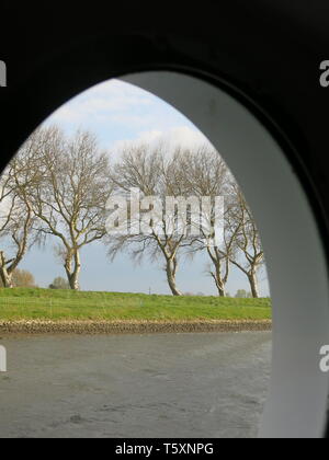 Durch ein Port-Bohrung erzeugen einen Torbogen der Blick auf eine Linie der Bäume auf dem Fluss zu Frame-Bank Stockfoto