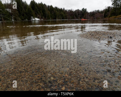 Quebec, Kanada. Frühjahr Hochwasser zwingt die Schließung von st-patrick Straße in Rawdon Stockfoto