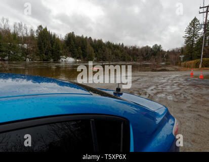 Quebec, Kanada. Frühjahr Hochwasser zwingt die Schließung von st-patrick Straße in Rawdon Stockfoto