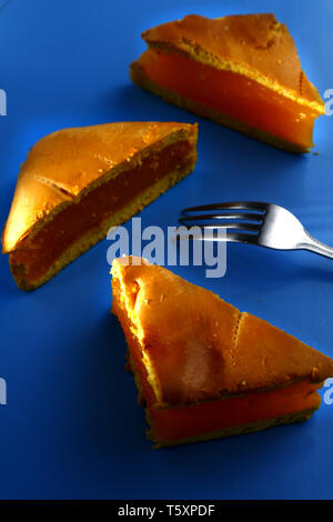 Foto von geschnittenen Ananaskuchen Stockfoto