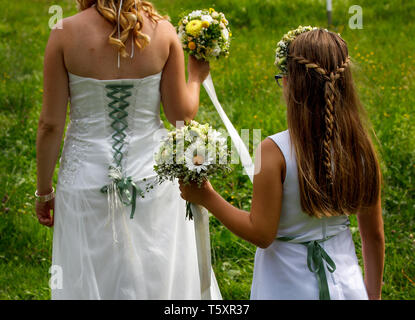 Junge schöne Mutter und Tochter, die an der Hochzeit Braut mit Tochter, als Brautjungfer und Zeugnis Stockfoto