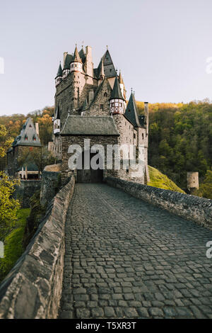 Sonnenuntergang Blick von Burg Eltz Burg in Rheinland-Pfalz, Deutschland, eine mittelalterliche Burg auf einem Hügel im Wald gelegen, begann vor 115 Stockfoto