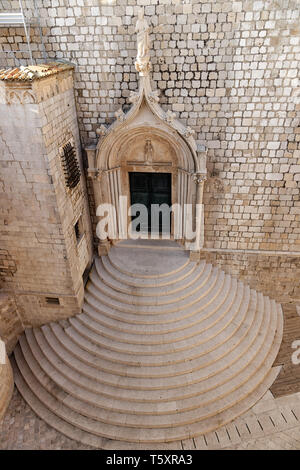 Dubrovnik, Kroatien. Die geschwungenen Treppen von Dominikanische Kloster und das St. Dominic Statue von den Wänden. Stockfoto