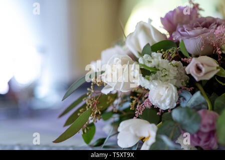 Hochzeit Floristik für eine klassische Hochzeit. Blumen und Zweig eines Eukalyptus, Hochzeit Hintergrund Stockfoto