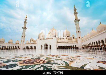 Sheikh Zayed Grand Moschee ist die größte Moschee der VEREINIGTEN ARABISCHEN EMIRATE, in Abu Dhabi ist die Hauptstadt der Vereinigten Arabischen Emirate entfernt Stockfoto