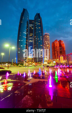 Abu Dhabi Skyline bei Sonnenuntergang. Abu Dhabi ist die Hauptstadt und die größte Stadt der Vereinigten Arabischen Emirate oder Dubai. Stockfoto