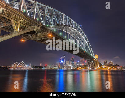 Die Sydney Harbour Bridge und Opera House von der North Shore, Australien Stockfoto